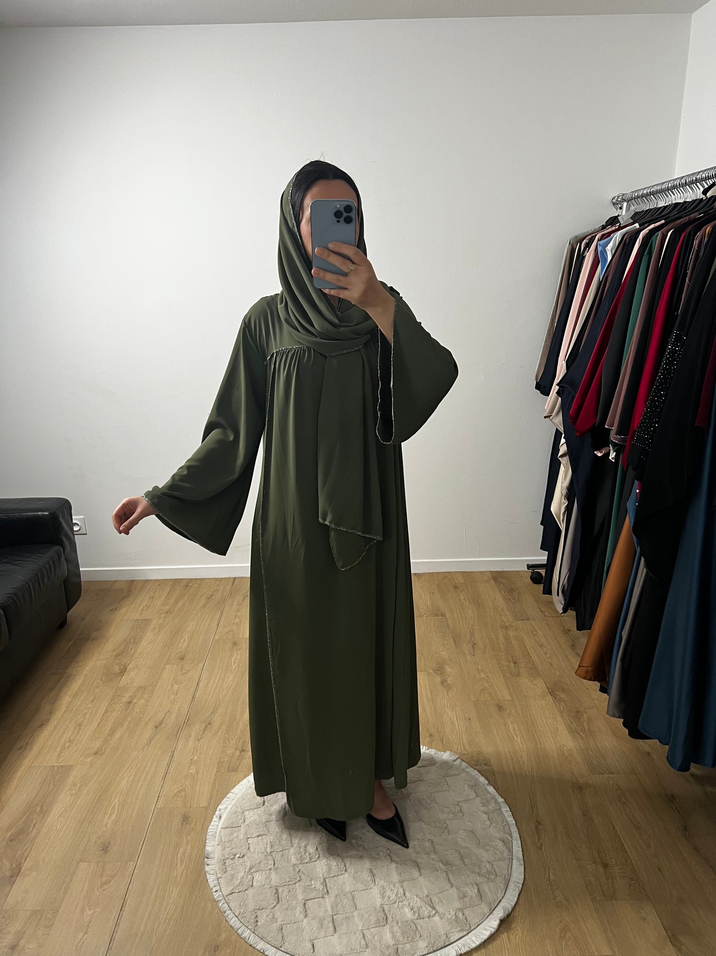 Abaya Robe en Soie de Médine Coutures Dorées avec Foulard