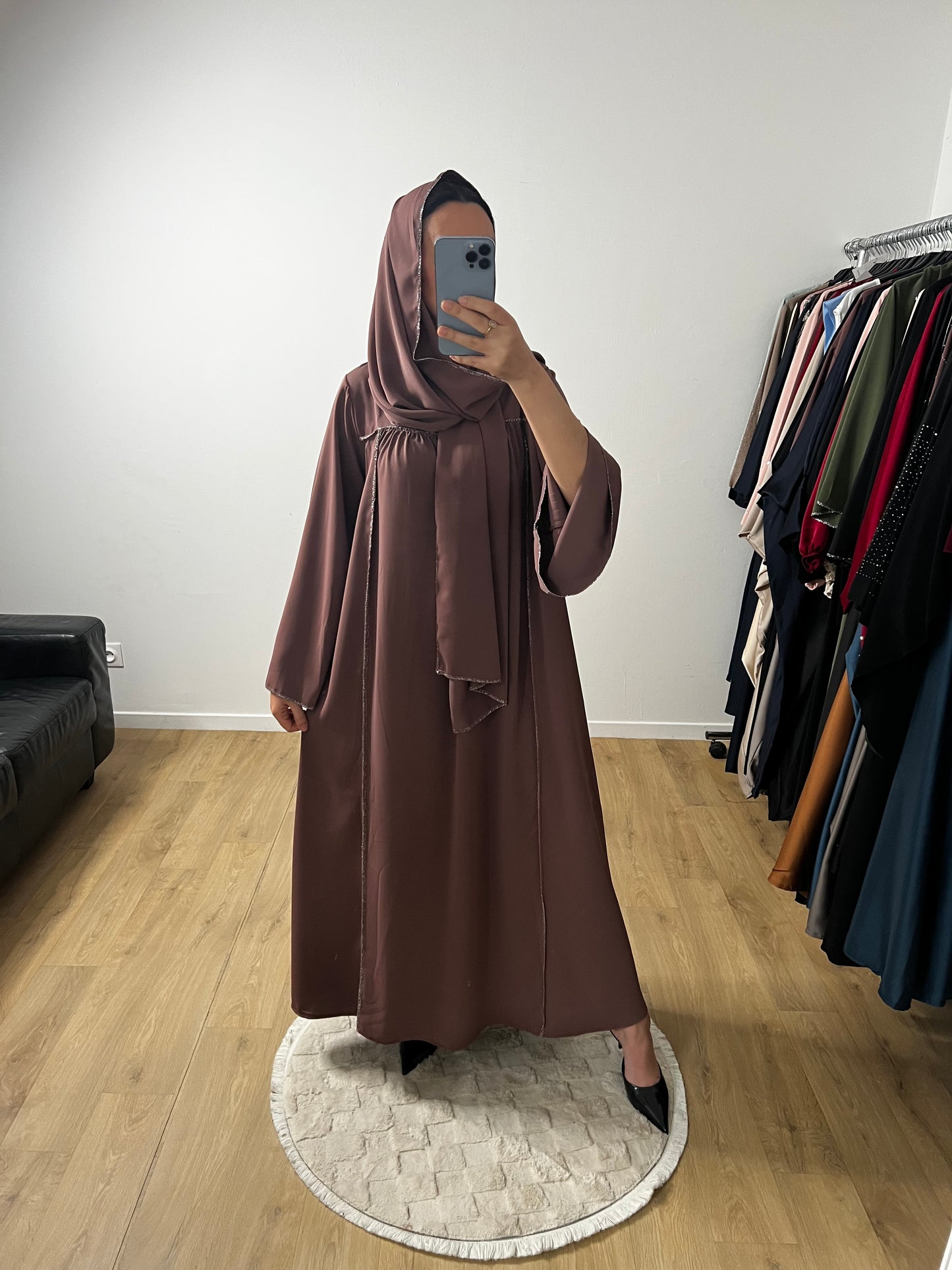 Abaya Robe en Soie de Médine Coutures Dorées avec Foulard