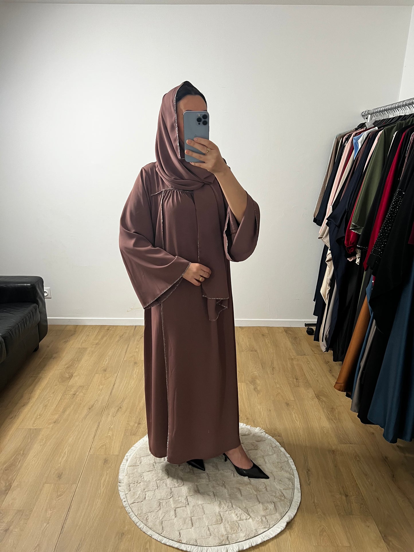 Abaya Robe en Soie de Médine Coutures Dorées avec Foulard