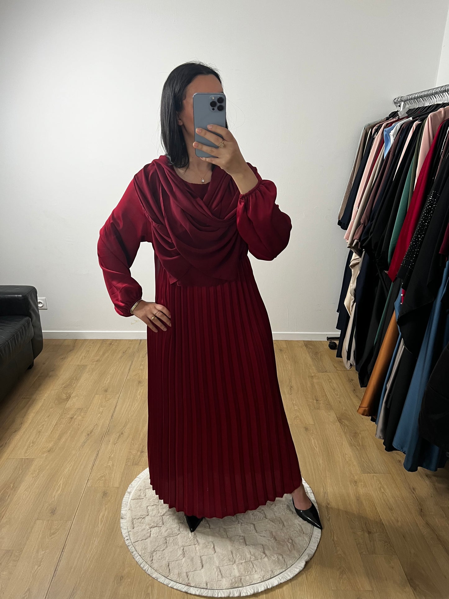 Robe en Satin Plissée avec Foulard Intégrée