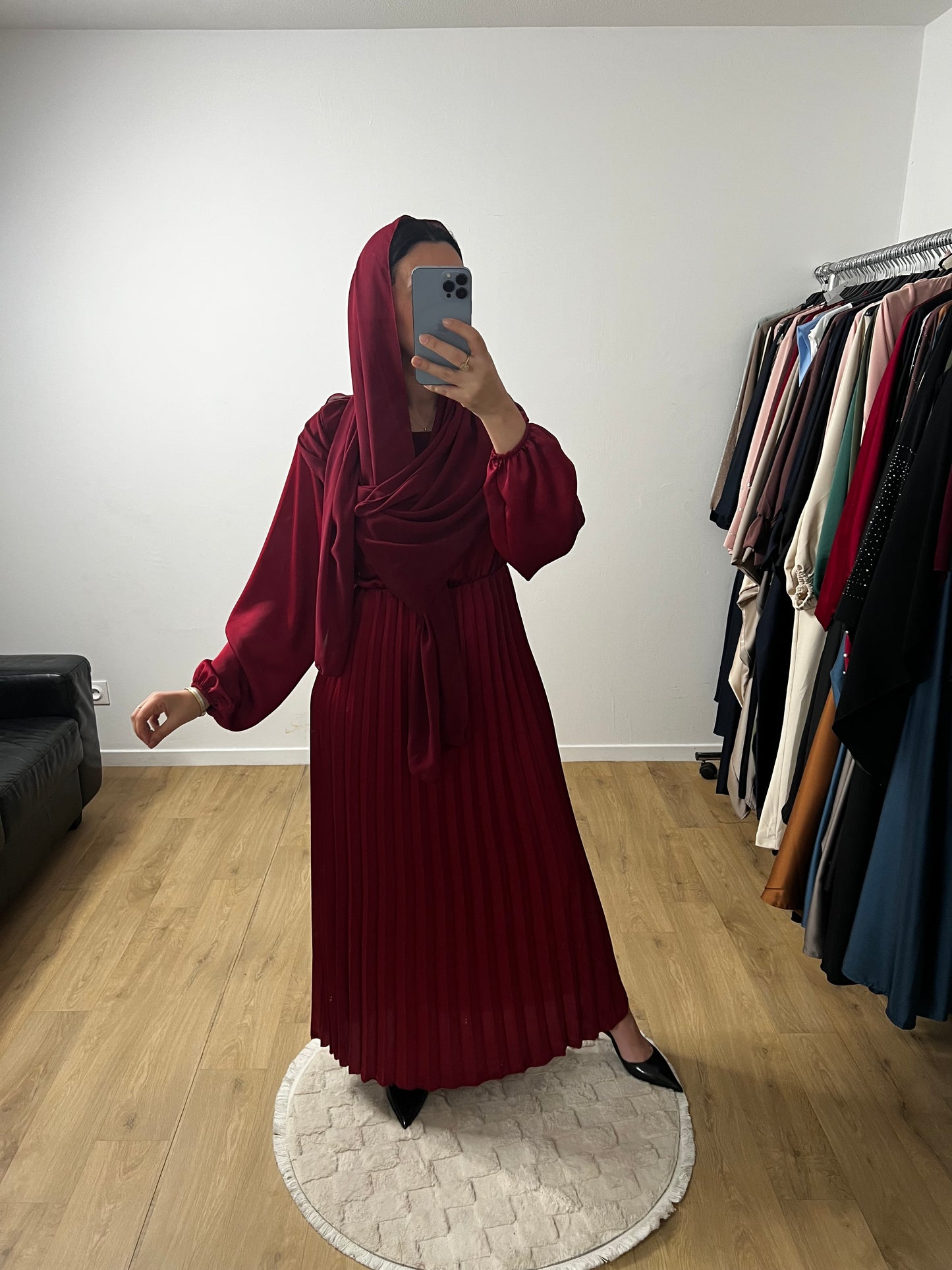 Robe en Satin Plissée avec Foulard Intégrée
