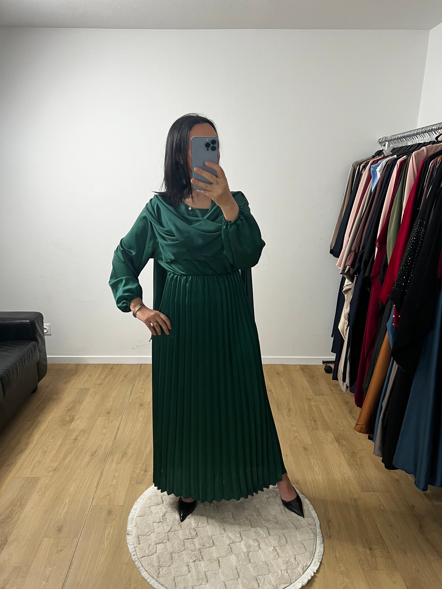 Robe en Satin Plissée avec Foulard Intégrée