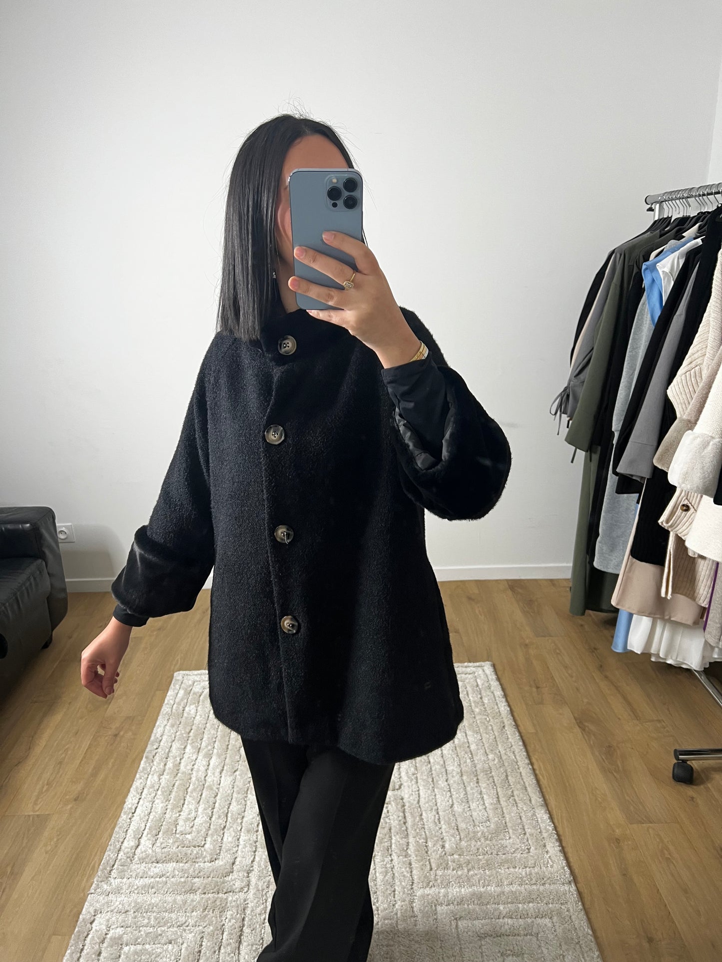 Manteau Noir Court Fermeture Boutonnée, Doublure Intérieur En Soie