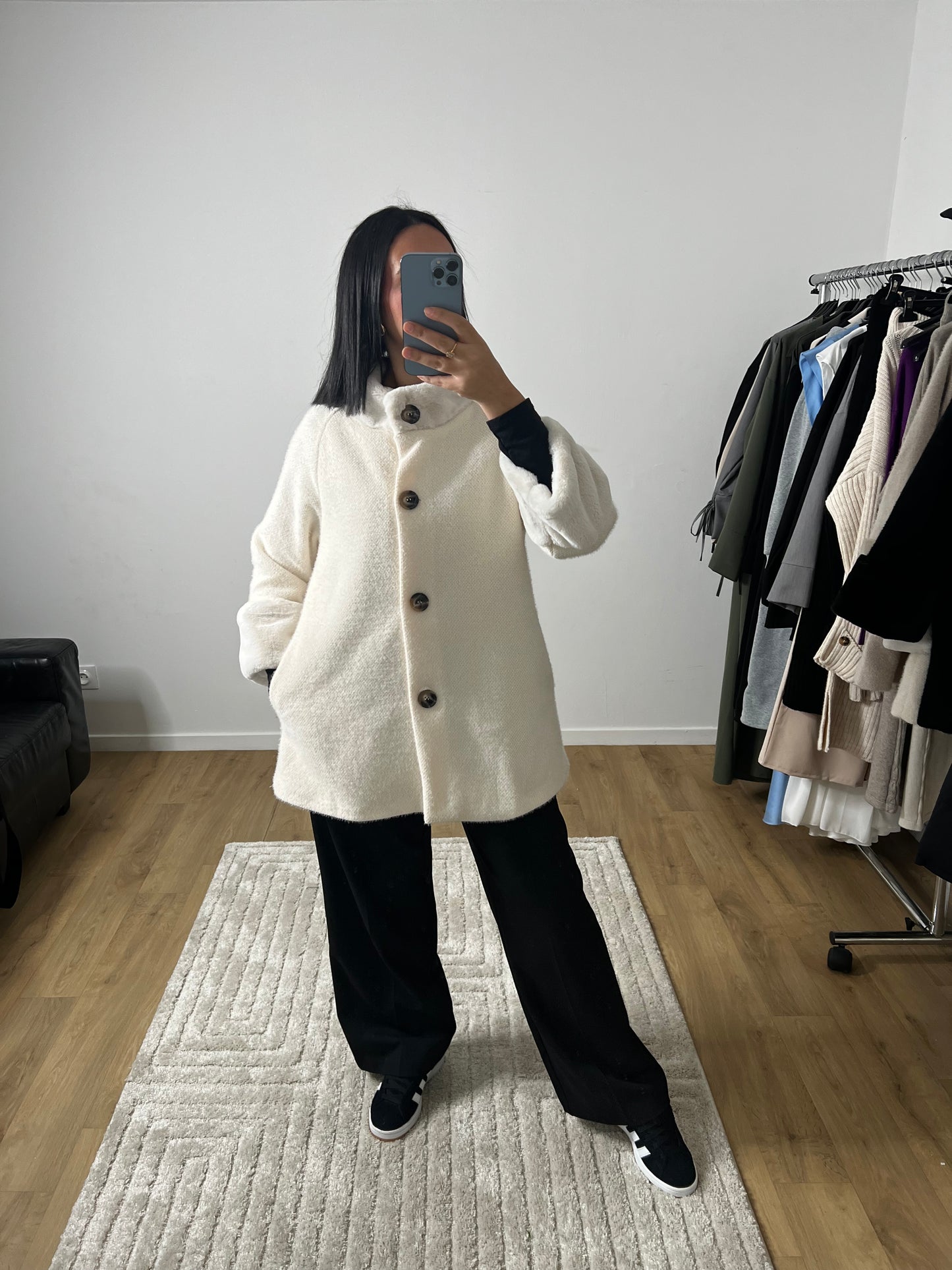 Manteau Crème Court Fermeture Boutonnée, Doublure Intérieur En Soie