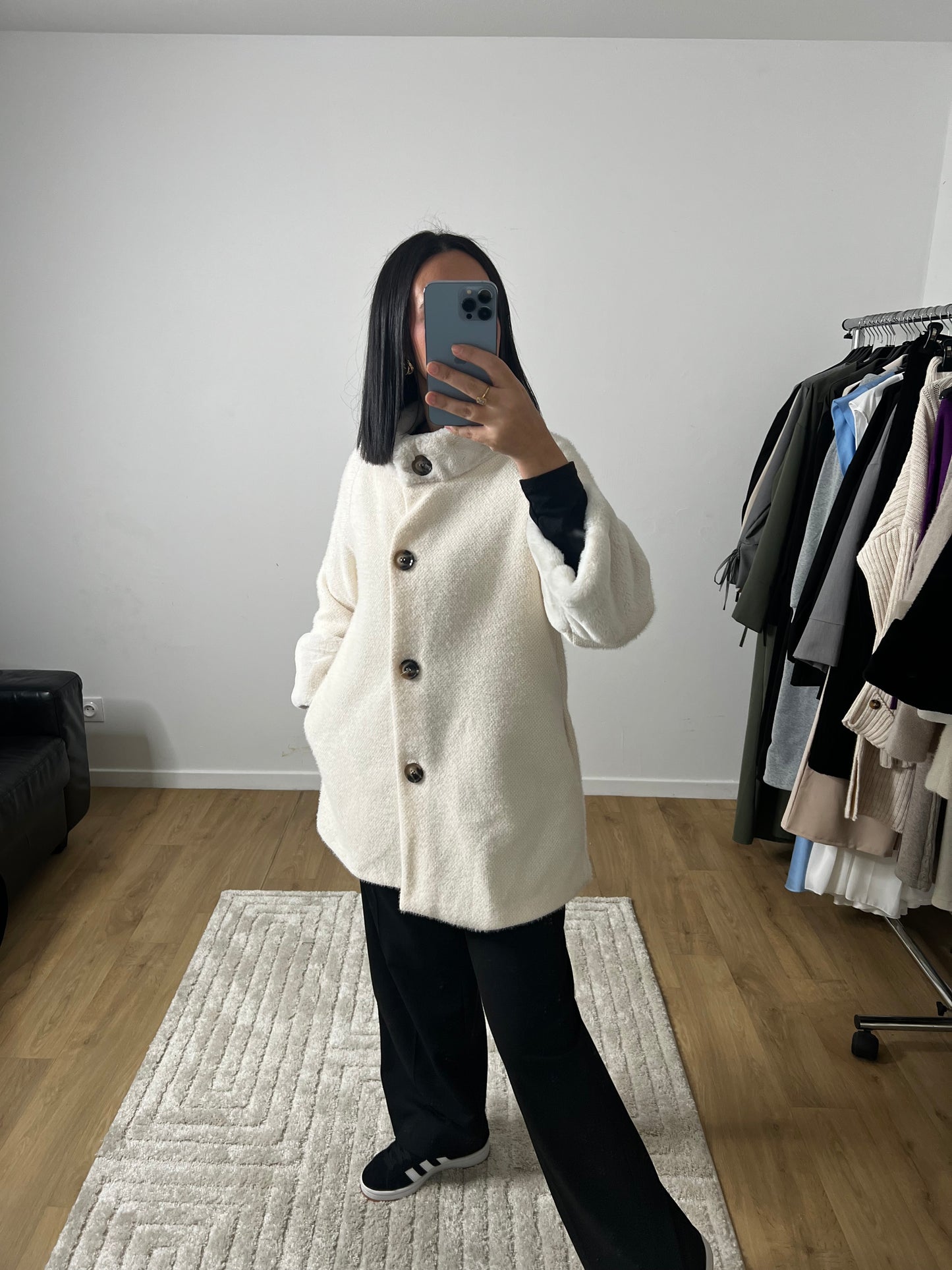 Manteau Crème Court Fermeture Boutonnée, Doublure Intérieur En Soie