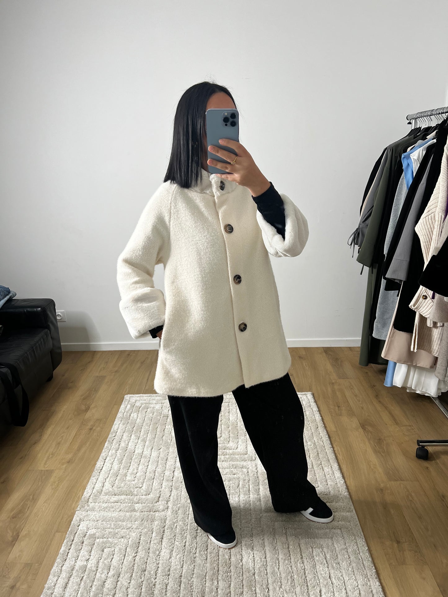 Manteau Crème Court Fermeture Boutonnée, Doublure Intérieur En Soie